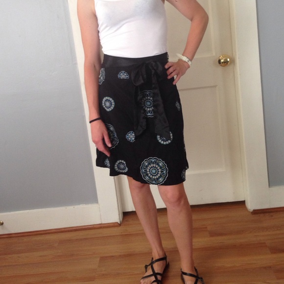 Black skirt with blue details.