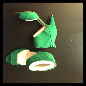 New w/o box green nine west sandals. Size 7 & 1/2