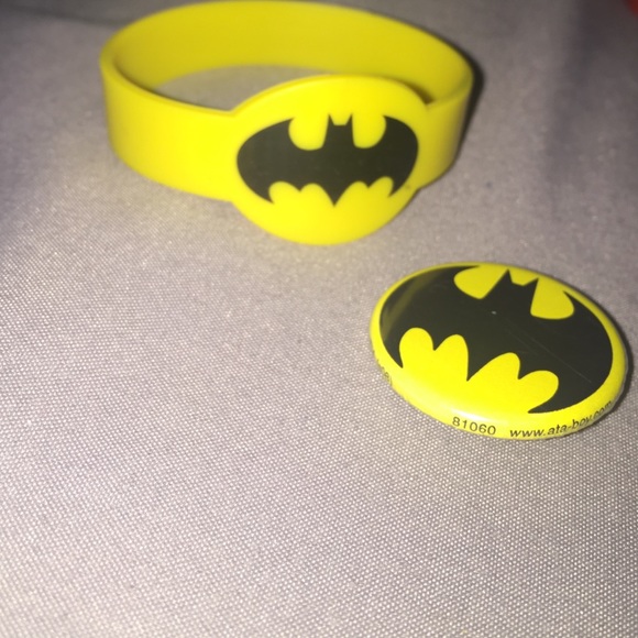 Pop! Batman tee + pin+ bracelet - Picture 2 of 2