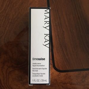 Mary Kay Matte-Wear liquid foundation beige 5