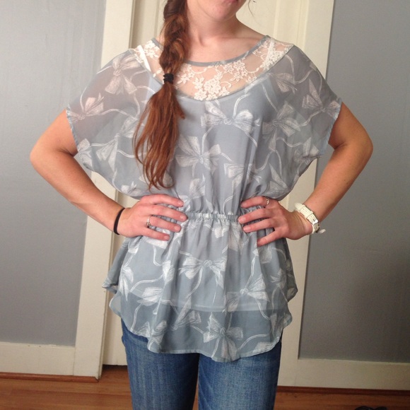 Grey top with bow designs