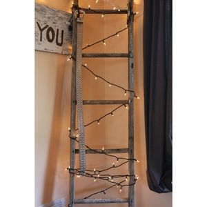 silver belt  { don't know if it's buckle truly}