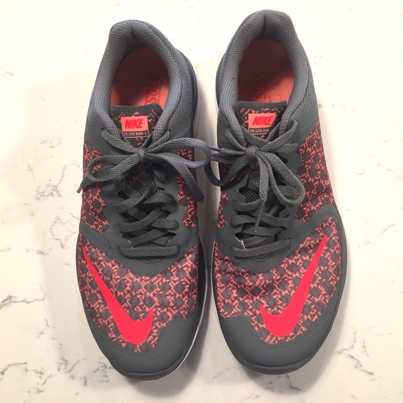 Nike FS Lite Run 3 in gray and pink print size 8