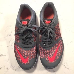 Nike FS Lite Run 3 in gray and pink print size 8