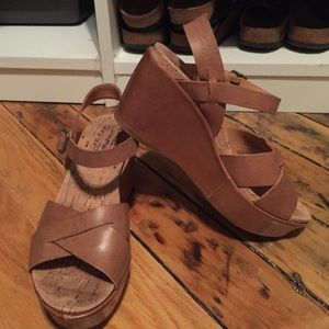 KORK EASE platform sandals in nude/tan. Size 8