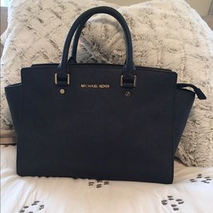 Authentic Michael Kors "Selma" tote in navy!