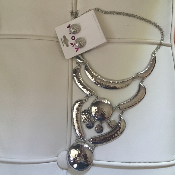 Classy design Silver tone necklace & earring set - Picture 2 of 2