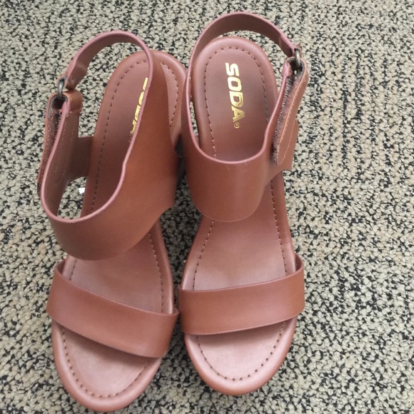 Strappy wedges in brown color (Soda)