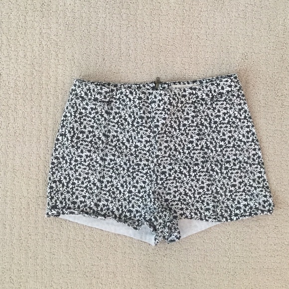 Black and white Daisy shorts