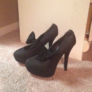Black pumps with side bow.