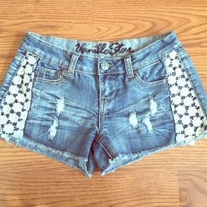 💓Distressed jean shorts with crochet design