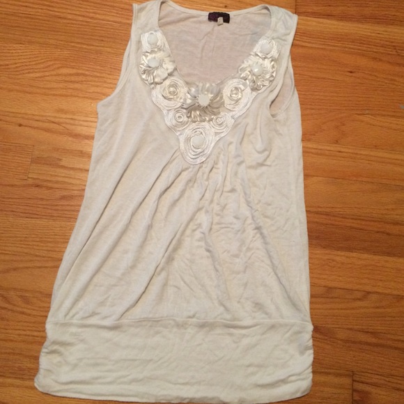 White Sleeveless Top - Picture 1 of 1