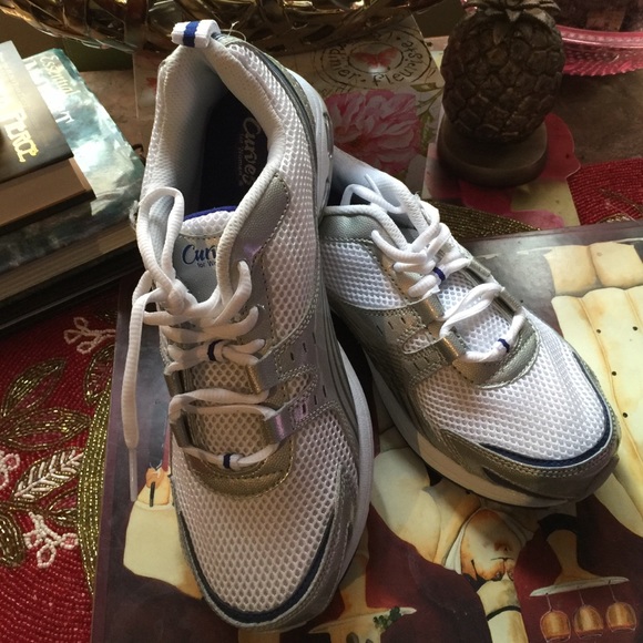 Womens shoe - Picture 2 of 2