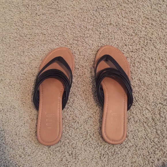 Black tiara sandals