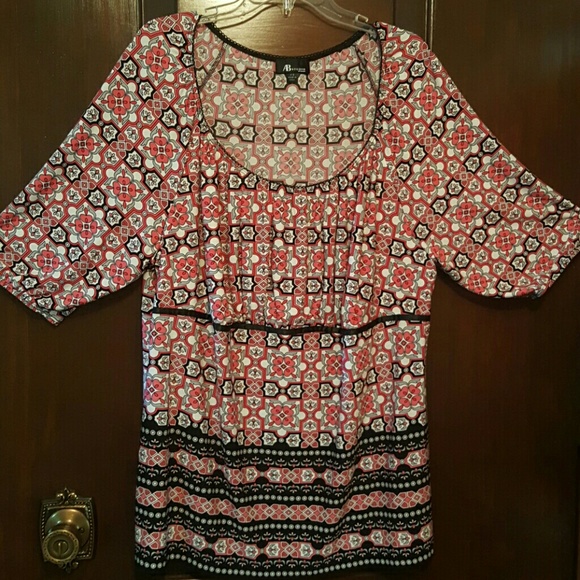 Raglan Sleeved, Scoop Necked Shirt. - Picture 1 of 4