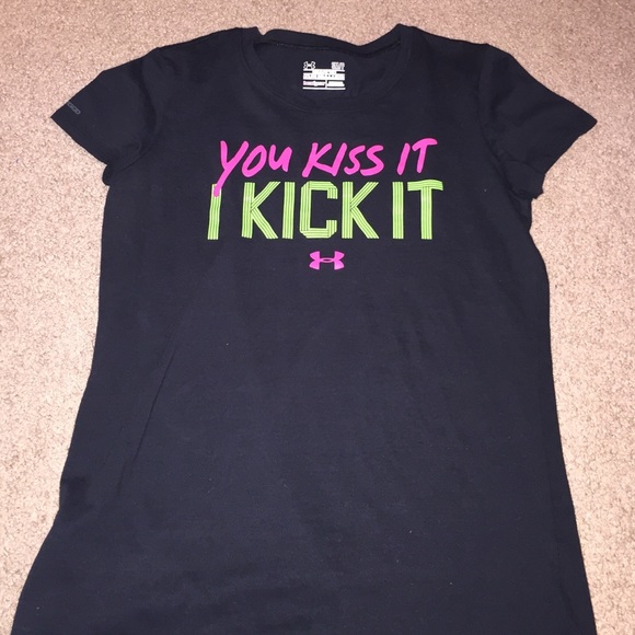 Women's charged, semi-fitted Under Armour shirt 👄