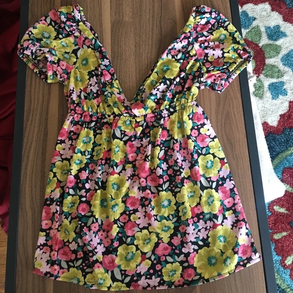 Flowered v-neck & back top