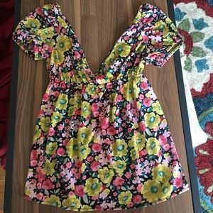 Flowered v-neck & back top