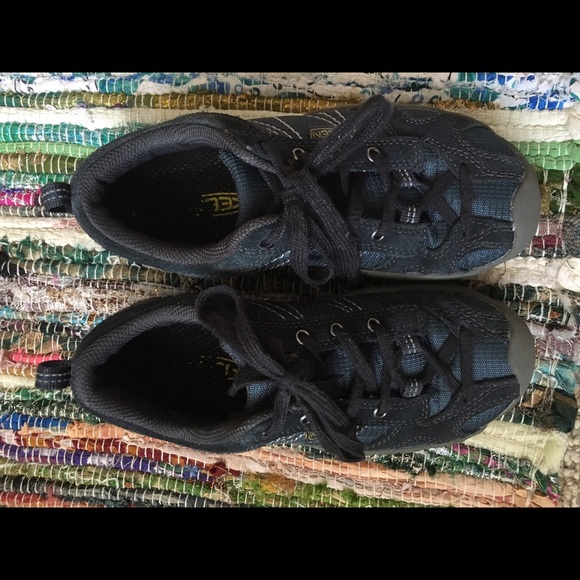 Boys Keen sneaker/ Hiking shoes worn once.