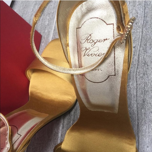 New Roger Vivier Sandal gold satin, size 36 1/2. - Picture 3 of 4