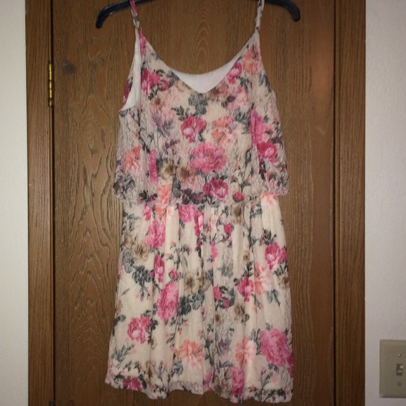 Floral dress. - Picture 2 of 3