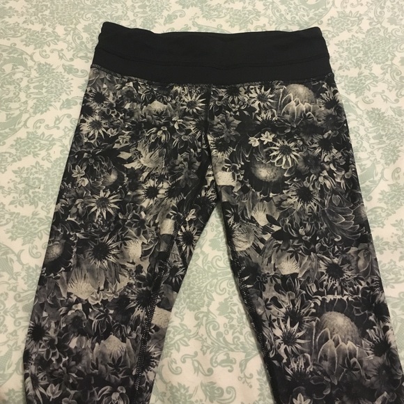 Lululemon Inspire Tight Black&White Flowers Size 4