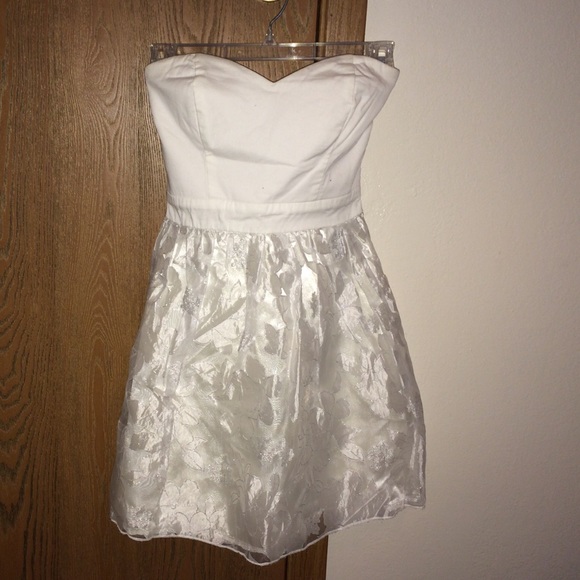 White sweetheart cut dress. - Picture 1 of 4