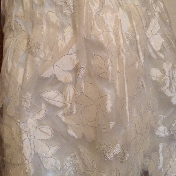 White sweetheart cut dress. - Picture 2 of 4