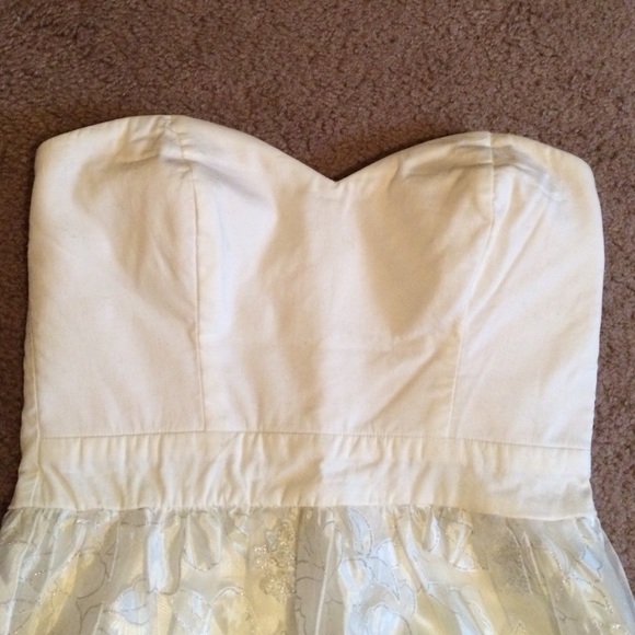 White sweetheart cut dress. - Picture 3 of 4