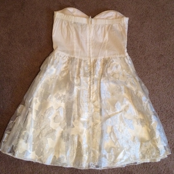 White sweetheart cut dress. - Picture 4 of 4