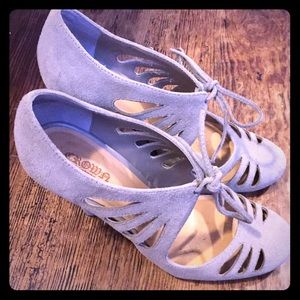 Tan Crown Vintage shoes.