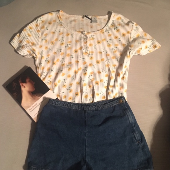 Urban Outfitters Tops - The most adorable vintage floral shirt 🎀