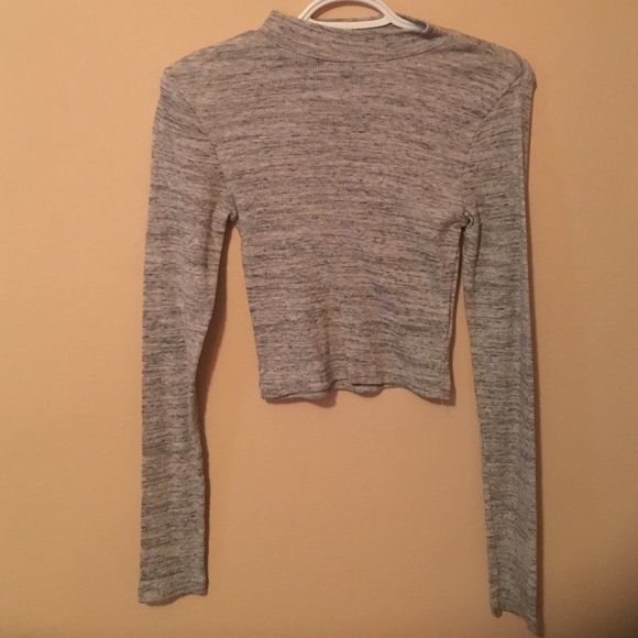 H&M Greyish white long sleeve crop top