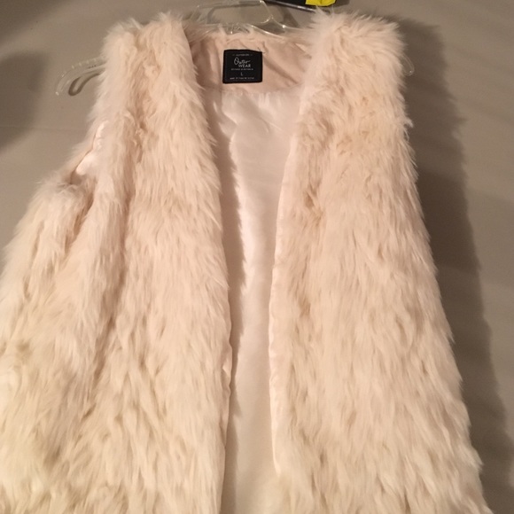 Faux Fur White Vest w Pockets