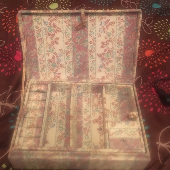 Jewelry box - Picture 2 of 3