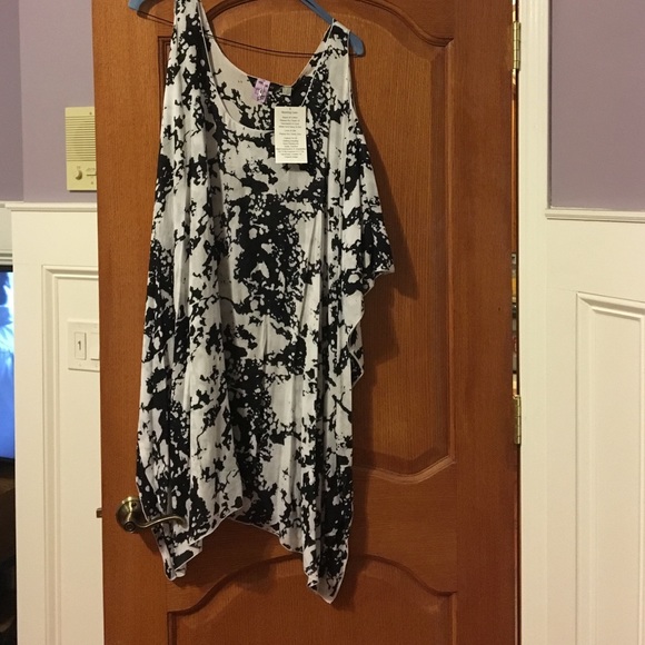 LOTUS TRADER NWT  NEW PONCHO HOLE