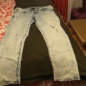 Blue jeans with fashion holes/white wash