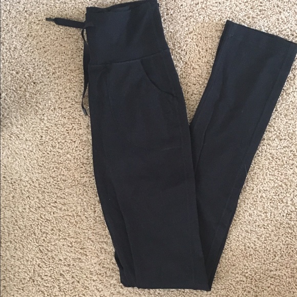 Black full length LuLulemon Leggings with pockets
