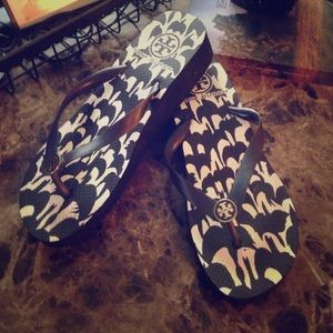 Tory Burch Wedge Flip Flop- black/white