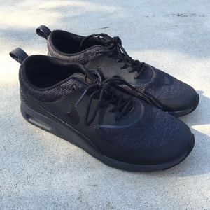 Black Nike Tennis Shoes