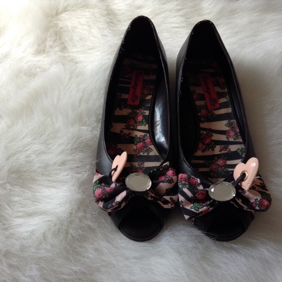 Betsey Johnson girly flats - Picture 2 of 4