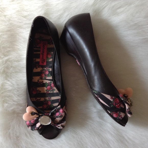 Betsey Johnson girly flats - Picture 3 of 4