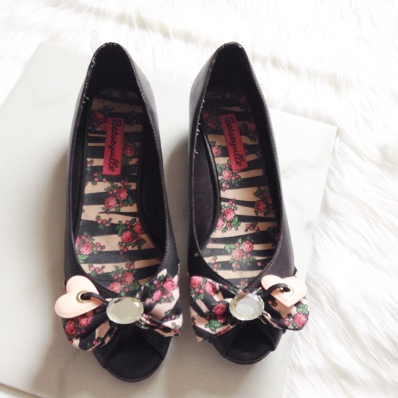 Betsey Johnson girly flats - Picture 1 of 4
