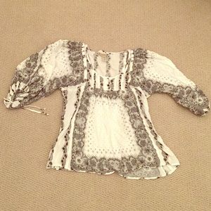 Black and white balloon arm top