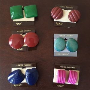 Vintage earrings never worn in great condition.