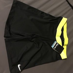 Nike pro women's longer 7' shorts Sz large NEW