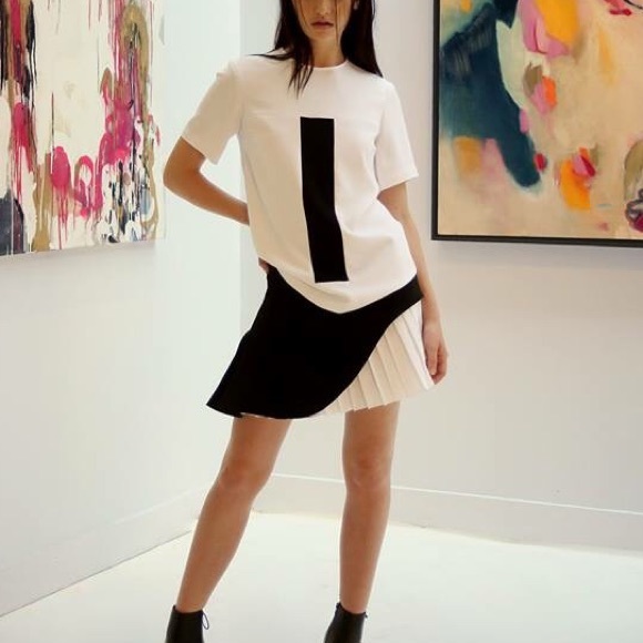 ▪️SOLD▪️Crepe Asymmetrical Mini Skirt - Picture 3 of 4