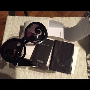 Prada women's sunglasses. PR27N model. Black.