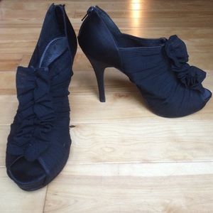 Black ruffle peep toe heels