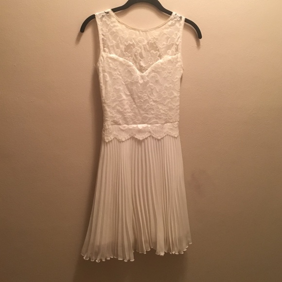 NEVER WORN Pleated Skirt Lace Bodice Open Back Drs